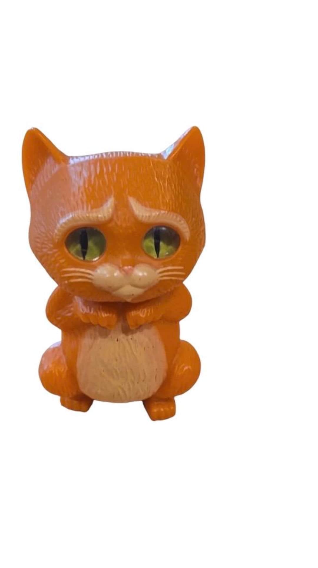 長靴をはいた猫が目を開けるマクドナルドのハッピーセットの