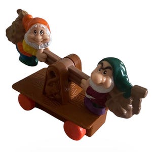 Blancanieves y los siete enanitos de Disney ~ Gruñón y Feliz en un vagón balancín ~ Juguete vintage de la Cajita Feliz de McDonald's de 1992