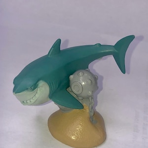 Disney Pixar Finding Nemo Bruce the Shark-personage 1 3/4&quot; lang speelgoed, taarttopper