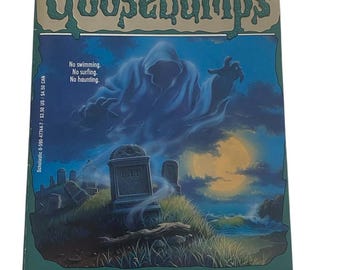 Puede incluir: Un libro de bolsillo titulado "Goosebumps: Ghost Beach" de R.L. Stine. La portada presenta una figura fantasmal, lápidas y una luna llena sobre una escena de playa. Publicado por Scholastic.