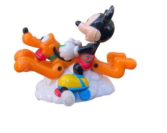 Giocattolo vintage a carica manuale di Topolino Disney che cavalca Pluto
