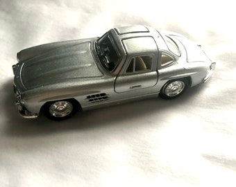Modellino Mercedes 300 SL Coupé 1954 In Argento, Kinsmart 1:36 - Giocattolo Pressofuso Per Collezione - Foto 4
