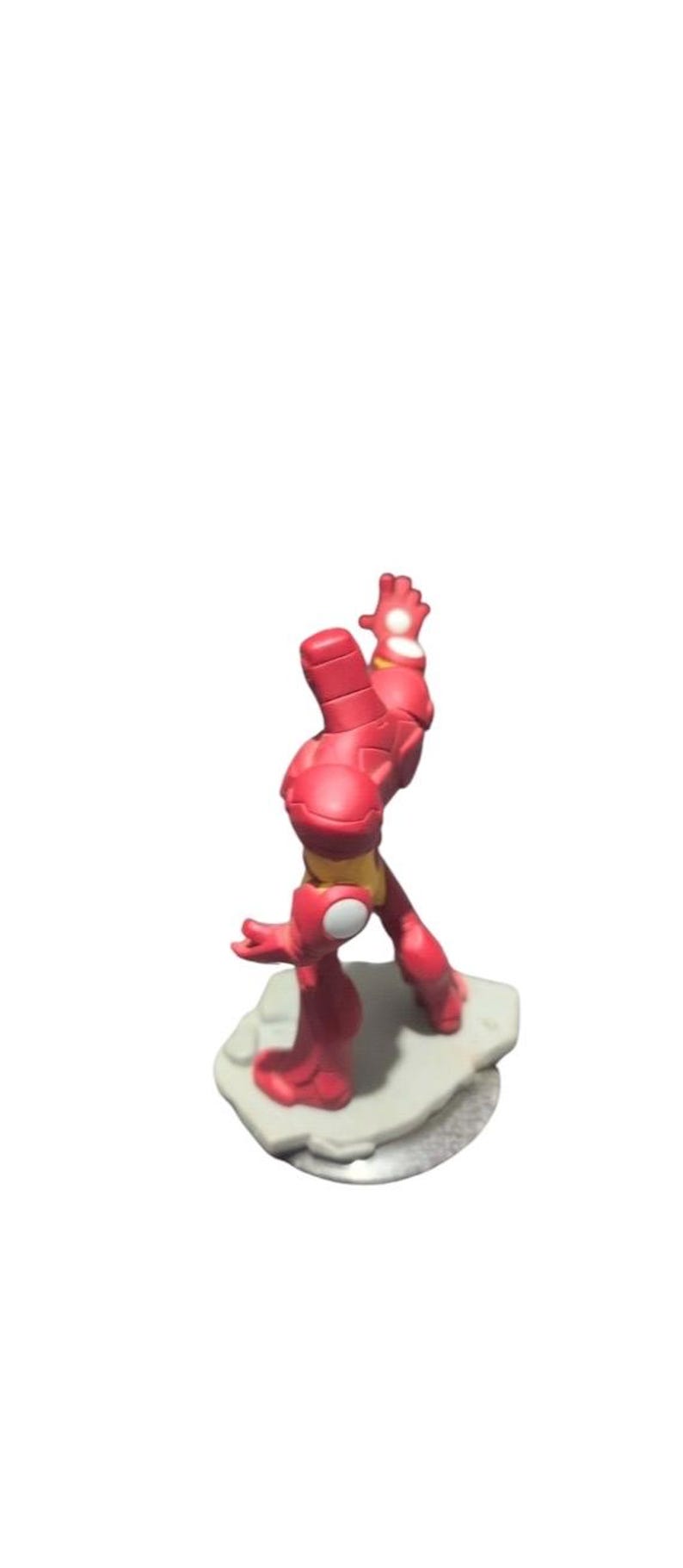 Puede incluir: Figurilla de Iron Man roja y amarilla con un brazo levantado, de pie sobre una base gris.