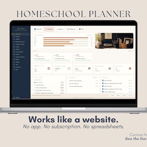 Könnte beinhalten: Ein Laptop-Bildschirm zeigt ein digitales Dashboard für einen Homeschool-Planer mit dunkler Seitenleiste, Anwesenheitsdiagrammen und Fortschrittsmetriken. Der Text lautet HOMESCHOOL PLANNER, Works like a website. No app. No subscription.