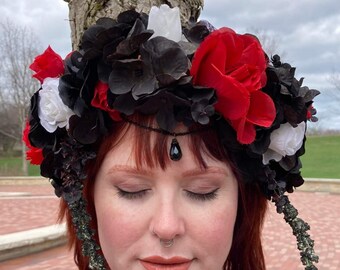 corona de flores de jardín oscuro
