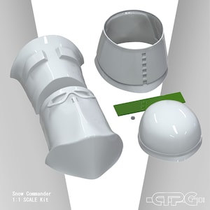 Puede incluir: Un kit blanco Snow Commander a escala 1:1, que consta de múltiples componentes. El kit incluye un casco, una pieza para el cuello, una pieza para el pecho y otras piezas. También se incluye una pieza rectangular verde y un pequeño círculo gris.