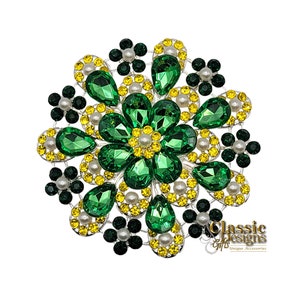 Può includere: Un fermaglio a forma di fiore verde e giallo con gioielli e un centro di perla. Il fermaglio è circondato da gioielli verdi e gialli più piccoli e perle.