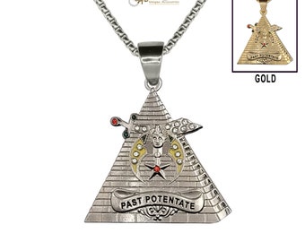 Könnte beinhalten: Silberner Freimaurer-Anhänger "Past Potentate" mit Pyramidenform, einem Halbmond, einem Stern und einem Banner mit der Aufschrift "Past Potentate". Der Anhänger ist an einer silbernen Kette befestigt. Im Hintergrund ist eine goldene Version des Anhängers zu sehen.