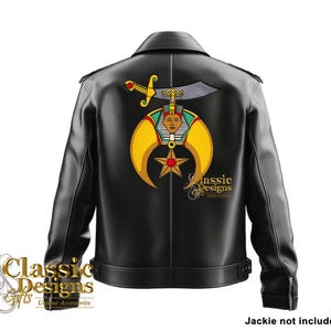 Puede incluir: Chaqueta de cuero negra con un emblema decorativo en la espalda. El emblema presenta una espada, una luna creciente, una estrella y una figura de faraón en oro, rojo y verde. La chaqueta tiene un diseño clásico con cuello y cremallera.