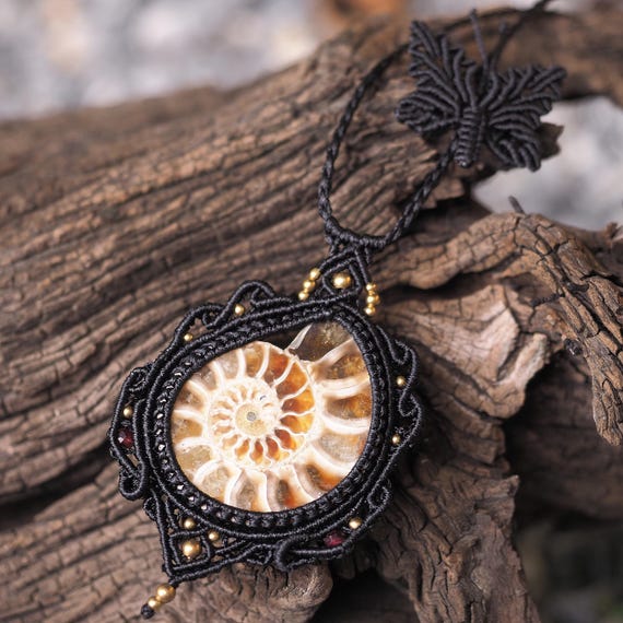 アンモナイト化石チョーカーマクラメネックレスペンダント、ボヘミアン