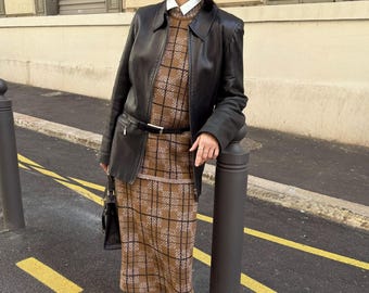 Ensemble deux pièces en maille Nina Ricci des années 1970, composé d'un tailleur jupe et d'un pull assorti, à carreaux, taille M