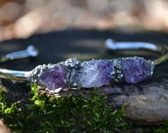 Joyería de amatista, joyería de amatista con piedra natal, brazalete de amatista, pulsera de amatista, pulsera de piedra natal, piedra de amatista en bruto