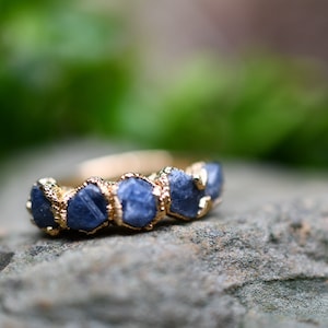 Raw Sapphire Ring//Stacking Birthstone Ring, September Birthstone Ring in 999 Fine Silver