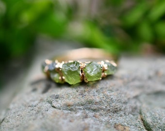 Raw Peridot Ring//Stacking Birthstone Ring, August Birthstone Ring in 999 Fine Silver