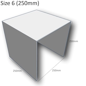 Może przedstawiać: Szare pudełko kartonowe o wymiarach 250 mm x 250 mm x 250 mm. Pudełko jest otwarte z jednej strony, tworząc strukturę przypominającą p&oacute;łkę.