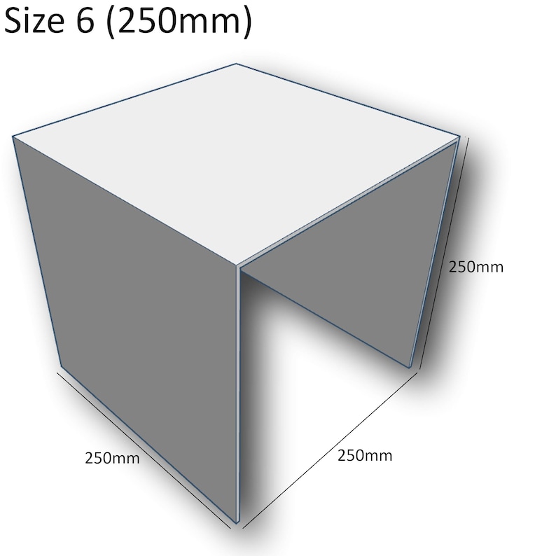 Może przedstawiać: Szare pudełko kartonowe o wymiarach 250 mm x 250 mm x 250 mm. Pudełko jest otwarte z jednej strony, tworząc strukturę przypominającą p&oacute;łkę.