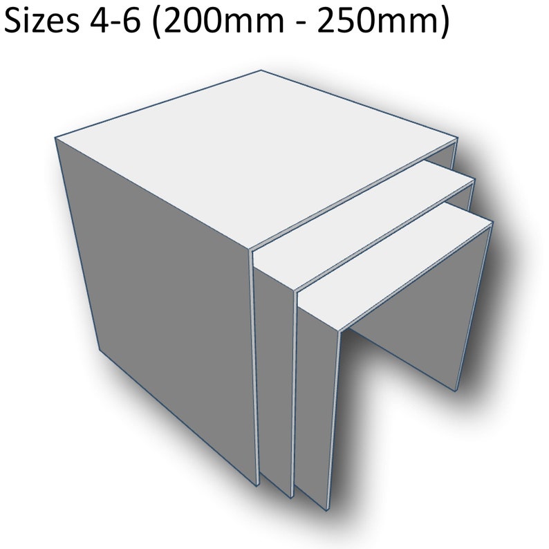 Może przedstawiać: Trzy szare stoliki gniazdowe, największy o wymiarach 20 cm x 20 cm, średni 18 cm x 18 cm, a najmniejszy 15 cm x 15 cm. Rozmiary 4-6 (200 mm - 250 mm)