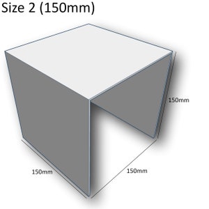 Może przedstawiać: Szare pudełko kartonowe z kwadratowym otworem po jednej stronie. Pudełko ma 150 mm szerokości, 150 mm głębokości i 150 mm wysokości. Rozmiar 2 (150 mm)