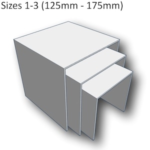 Może przedstawiać: Trzy szare stoliki wkładane, największy o wymiarach od 125 mm do 175 mm. Stoliki są kwadratowe i mają prosty design.
