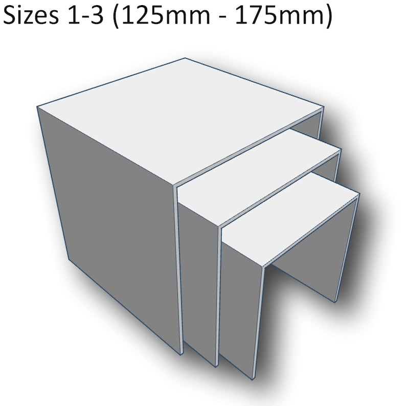 Może przedstawiać: Trzy szare stoliki wkładane, największy o wymiarach od 125 mm do 175 mm. Stoliki są kwadratowe i mają prosty design.