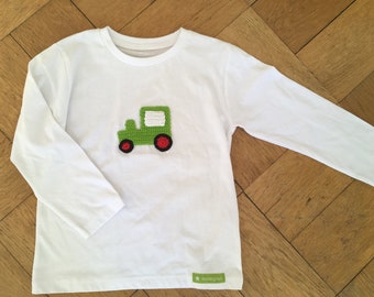 weißes Jungs Langarmshirt Gr.110 mit Häkeltraktor