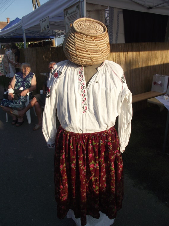 Romanian Woolen Skirt ukrainian Romanian floral wo