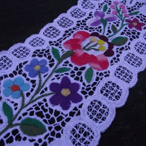 Centrotavola runner da tavolo Kalocsai Richelieu tradizionale ungherese Matyo ricamato a mano Ungheria Kalocsa regalo popolare tradizionale