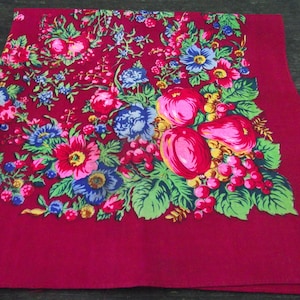 以下が含まれることがあります： ピンク、青、白の花、赤いベリー、緑の葉が描かれた、鮮やかな花柄の正方形の赤いスカーフ。 スカーフは無地の赤い縁取りがあり、柔らかい生地で作られている可能性があります。