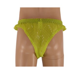Puede incluir: Ropa interior de lentejuelas verde lima con borde fruncido.
