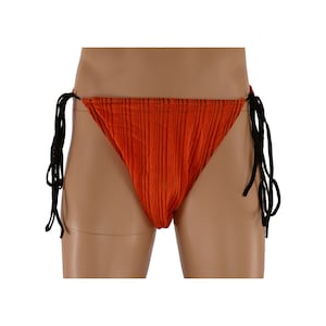 Könnte beinhalten: Orangefarbenes Unterwäschestück mit schwarzem Besatz und gerippter Textur.