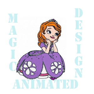 Puede incluir: Un diseño bordado de una princesa de dibujos animados con un vestido morado con flores blancas. El texto "MAGIC DESIGN ANIMATED" está escrito alrededor de la imagen.