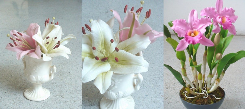 Op de afbeelding: Drie arrangementen van kunstbloemen in wit en roze. De eerste opstelling heeft twee roze lelies in een witte keramische vaas. De tweede opstelling heeft een witte lelie en een roze lelie in een witte keramische vaas. De derde opstelling heeft een cluster roze orchidee&euml;n in een zwarte pot.