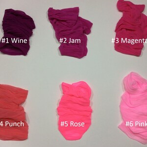 Pode incluir: Seis amostras de tule de nylon em vários tons de rosa e roxo. As amostras são etiquetadas como #1 Wine, #2 Jam, #3 Magenta, #4 Punch, #5 Rose e #6 Pink.