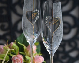 Hand painted toasting glasses, wedding champagne flutes, decorated with gold and flowers  - Set of 2 wedding glasses