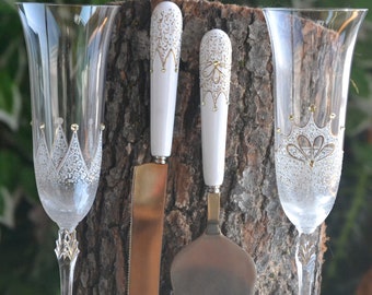 Wedding Glasses with crowns and Matching  Cake Serving Set - King and Queen crown glasses, cake server and knife, Crown wedding favors