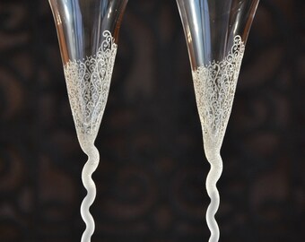 Wedding glasses, Toasting flutes hand decorated with white flowers- Set of 2 champagne flutes