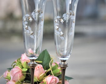 Toasting glasses for wedding, Champagne flutes with whreath of roses, Wedding glasses with gold roses, Bridal shower gift,