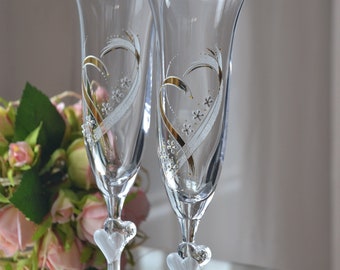 Personalized Wedding glasses, gold hearts flutes- Set of 2 champagne glasses - wedding table decoration, wedding day keepsake, parents gift