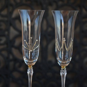 Toasting Flutes decorated with crowns, Bride and Groom Engraved Glasses, Swarovski Flutes, Hand Cut Glasses