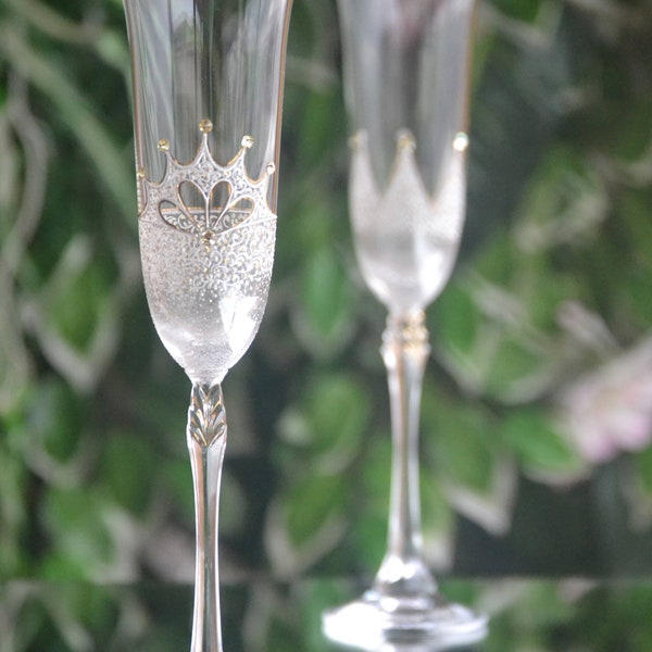 Wedding flutes with King and Queen crown Wedding glass for Bride and Groom Toasting flutes Hand painted Gift Mr and Mrs Anniversary gifts