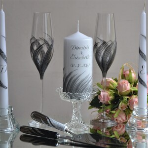 Juego de copas de boda, velas personalizadas y juego para servir pasteles para la novia y el novio, juego de 7 vasos en blanco y negro y cuchillos para pasteles.