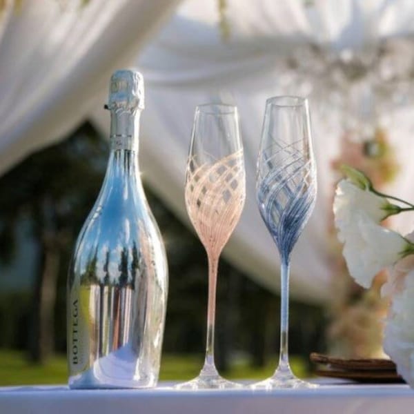 Champagne flutes for Bride and Groom - Gift for the Couple - Navy blue wedding