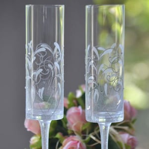 Elegant Wedding Champagne Flutes, Personalized Toasting Glasses with White Floral Design and Crystals, Bridal Shower Gift, Keepsake Gift