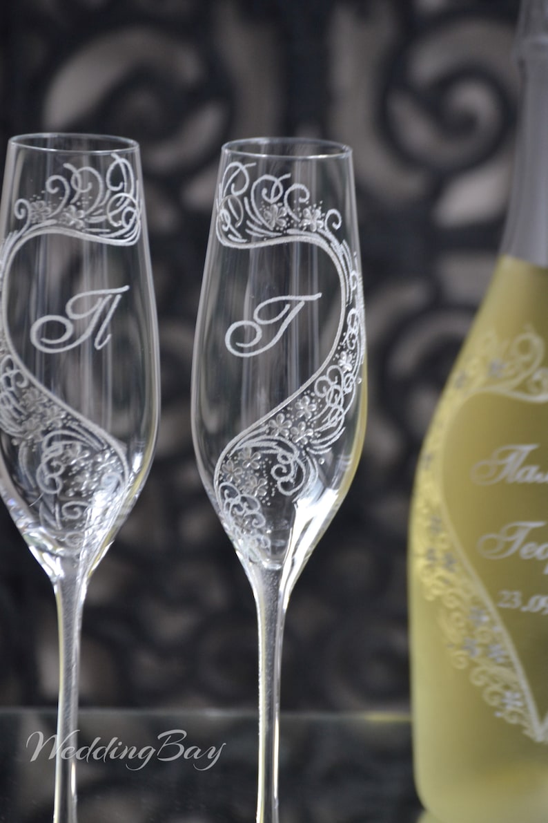 Wedding glasses with gold letters, Custom Toasting flutes for Bride and Groom, Hand painted glasses for wedding White