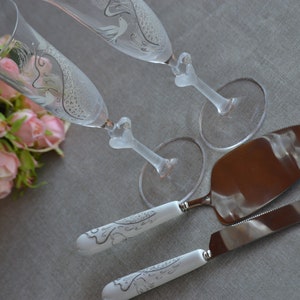 Juego de copas de champán y cuchillos para bodas pintados a mano con palomas, copas para brindar y juego de servir pastel a juego de 4