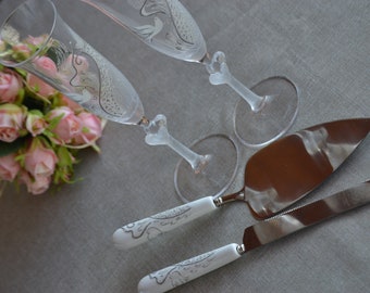 Bruiloft champagneglazen en messenset met de hand beschilderd met duiven, toastfluiten en bijpassende taartserveerset van 4