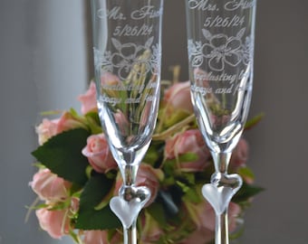 Set of 2 engraved toasting flutes with flowers, Personalised champagne glasses, Custom wedding glasses with names, Wedding gifts for couples