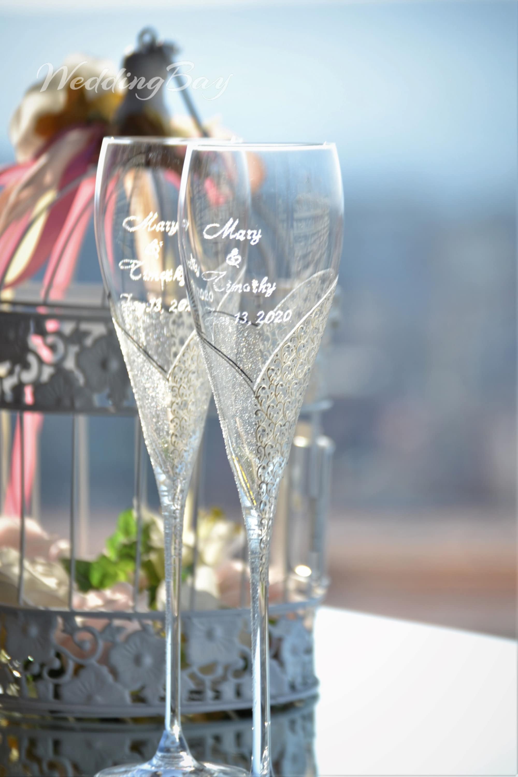 Wedding glasses for bride and groom Customized bride and groom champagne glasses Toasting glasses for wedding Goblet hand-painted wine glass