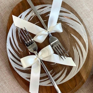 Custom Wedding Cake Cutting Set, Hand-Painted Plate with Mr & Mrs Forks, Bridal Shower or Anniversary Gift, Cake Cutting Ceremony- Set of 3