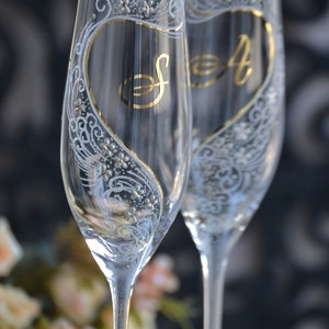 Wedding glasses with gold letters, Custom Toasting flutes for Bride and Groom, Hand painted glasses for wedding Gold